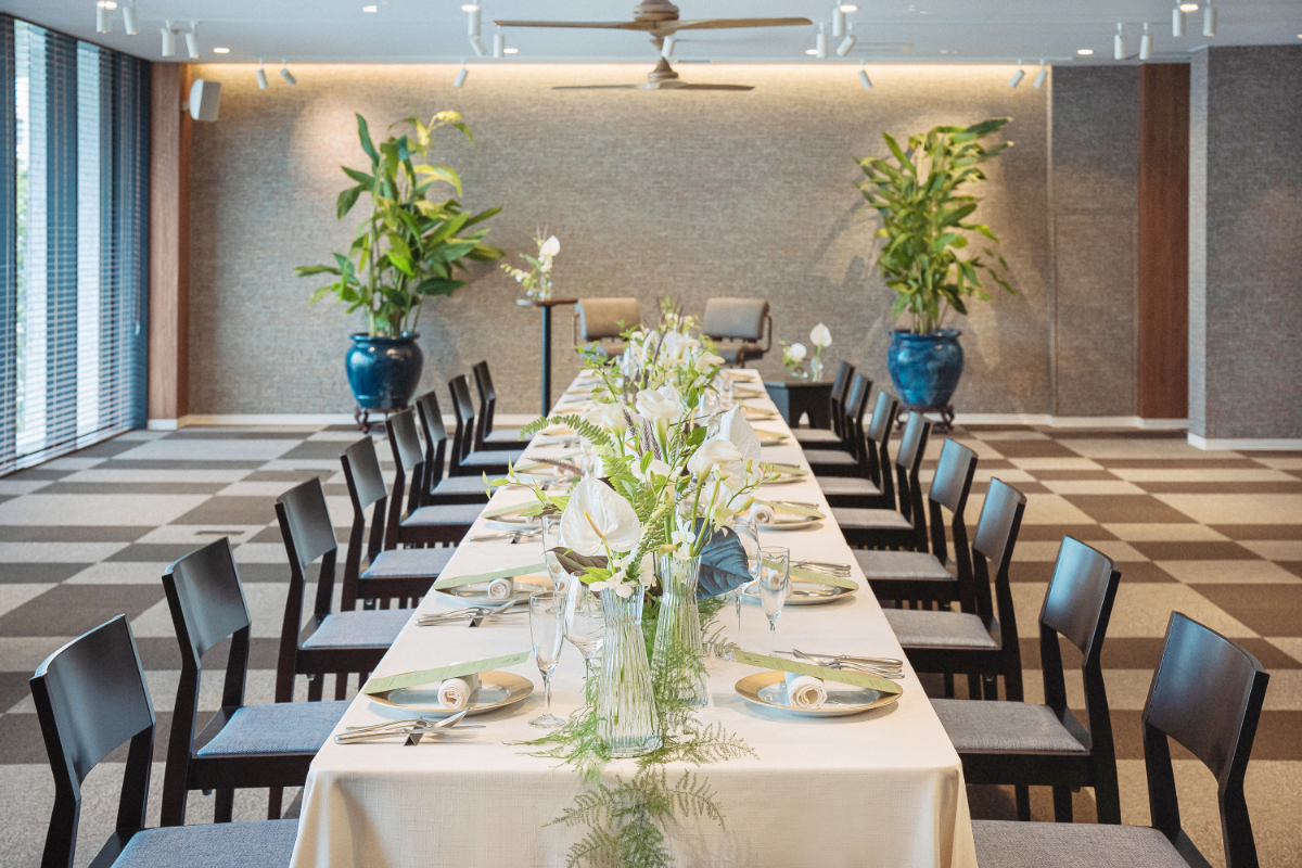 『人数やスタイルに合わせて 選べる2つのバンケット』　6名～30名の少人数バンケットから  最大80名まで対応可能な会場まで。 おふたりのスタイルや招待人数に合わせて  最適な空間をお選びいただけます。