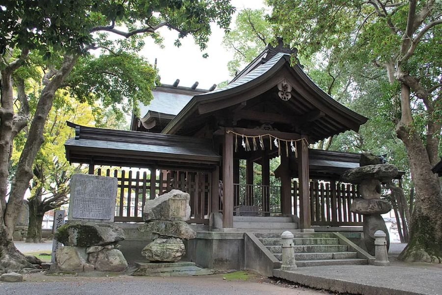 【美しいロケーション】　 御本殿周りに咲く椿（安徳天皇ゆかり）が華やかで、特別な空間を演出。  筑後川を望む自然豊かな境内は、開放感がありおすすめです。