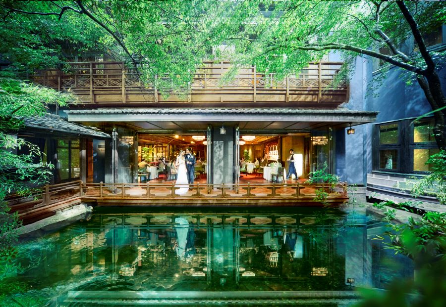 江戸時代から続く歴史ある建物、和と洋が美しく融合した非日常感のある空間でお過ごしいただけます。