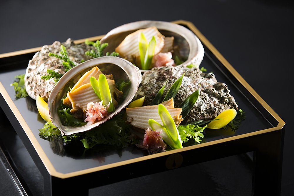 日本の旬の食材を活かした 本格料理。 見た目の美しさと、素材本来の味を大切にした一皿一皿を提供いたします。