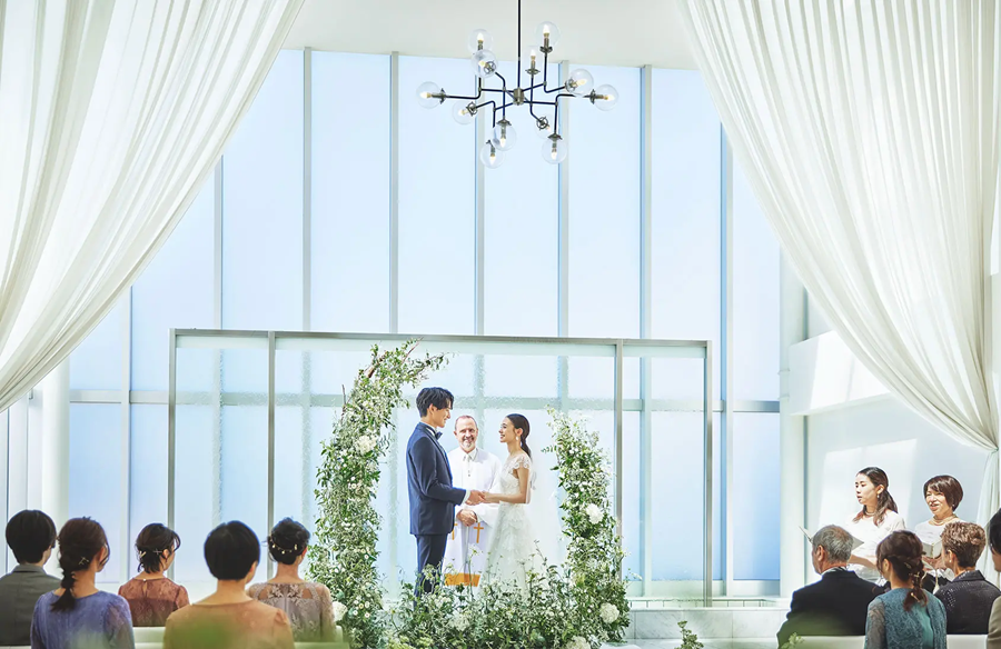 ■大きな窓から自然光が燦燦と降り注ぐ白亜のチャペルでの温かく感動的なセレモニー！水・星・空がテーマのチャペルは、 正面の大きな窓と天井高6Mの天窓から自然光が燦燦と降り注ぐ、明るく開放的な空間。