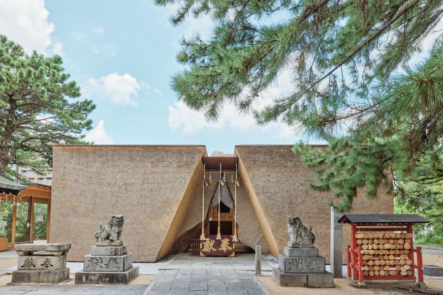 【伝統とモダンが調和する新社殿】  2022年に江戸時代以来約200年ぶりとなる拝殿の建て替えが行われ、スタイリッシュでモダンなデザインに生まれ変わりました。