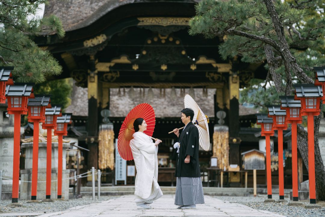 【国宝・唐門を背景に撮影できる絶好のフォトスポット】伏見城から移築された 国宝・唐門は豊国神社の象徴。 華やかで重厚な背景は、お二人・家族写真などどんなシーンも美しく仕上がります。