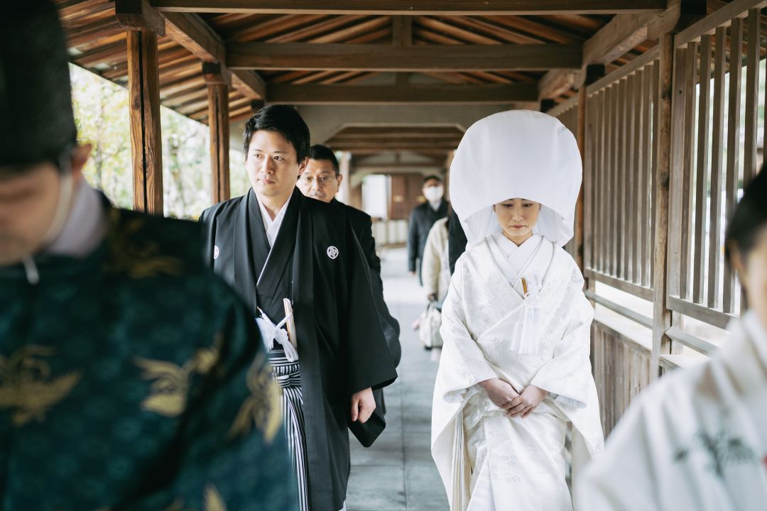 【雨でも安心の“屋根付き回廊”で快適挙式】挙式場である本殿までは すべて屋根付きの回廊で移動可能。 雨天でも濡れずに移動でき、挙式拝殿にも屋根があるため、天候に左右されにくい安心の神前式が叶います。