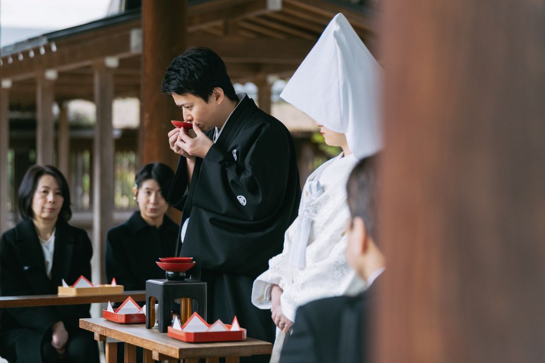 【1日3組限定の“プライベート感ある挙式”】豊国神社は 1日3組までの少人数制。 次々と挙式が入る神社も多い中、他の新郎新婦とバッティングしにくく、落ち着いた雰囲気で特別感のある挙式ができます。