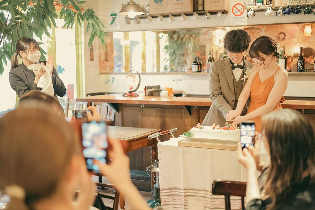 ケーキ入刀などの演出もOK！ケーキデザインのこだわりを出していくことも可能です。入刀後、ファーストバイトもOK。ゲストへのおすそわけや、親御様へのサンクスバイトも！