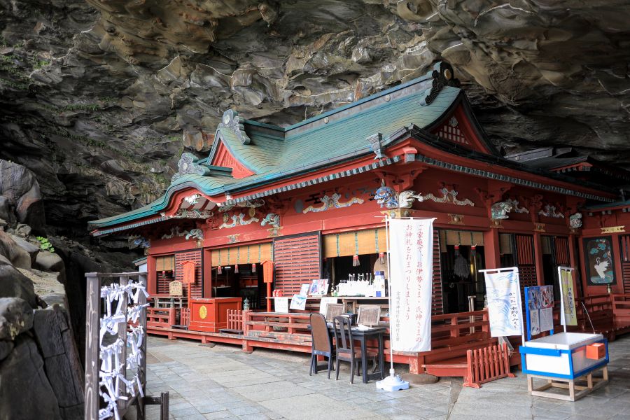 神話が息づく、神話の洞窟で永遠の契りをー太平洋を望む“洞窟内本殿”で叶う神秘的な挙式 鵜戸神宮は、海に突き出した岬の洞窟内に朱塗りの本殿が建つ、日本でも珍しい神社！ 自然の岩窟に守られた本殿は、新郎新婦の門出を包み込むような神聖さが魅力。ここでしか叶わない結婚式を挙げられます。