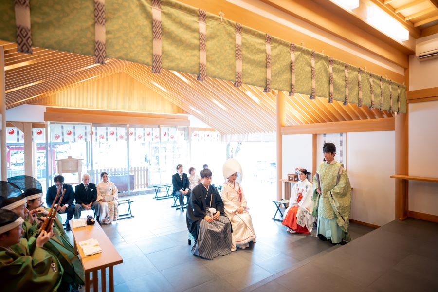 鳥居、社殿、石畳など、和装に合う撮影スポットが豊富で写真撮影に適したロケーションが多いです