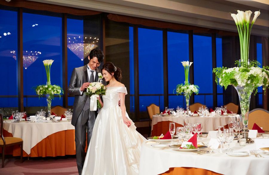 広い庭園や多彩な披露宴会場を備えた独立型チャペル