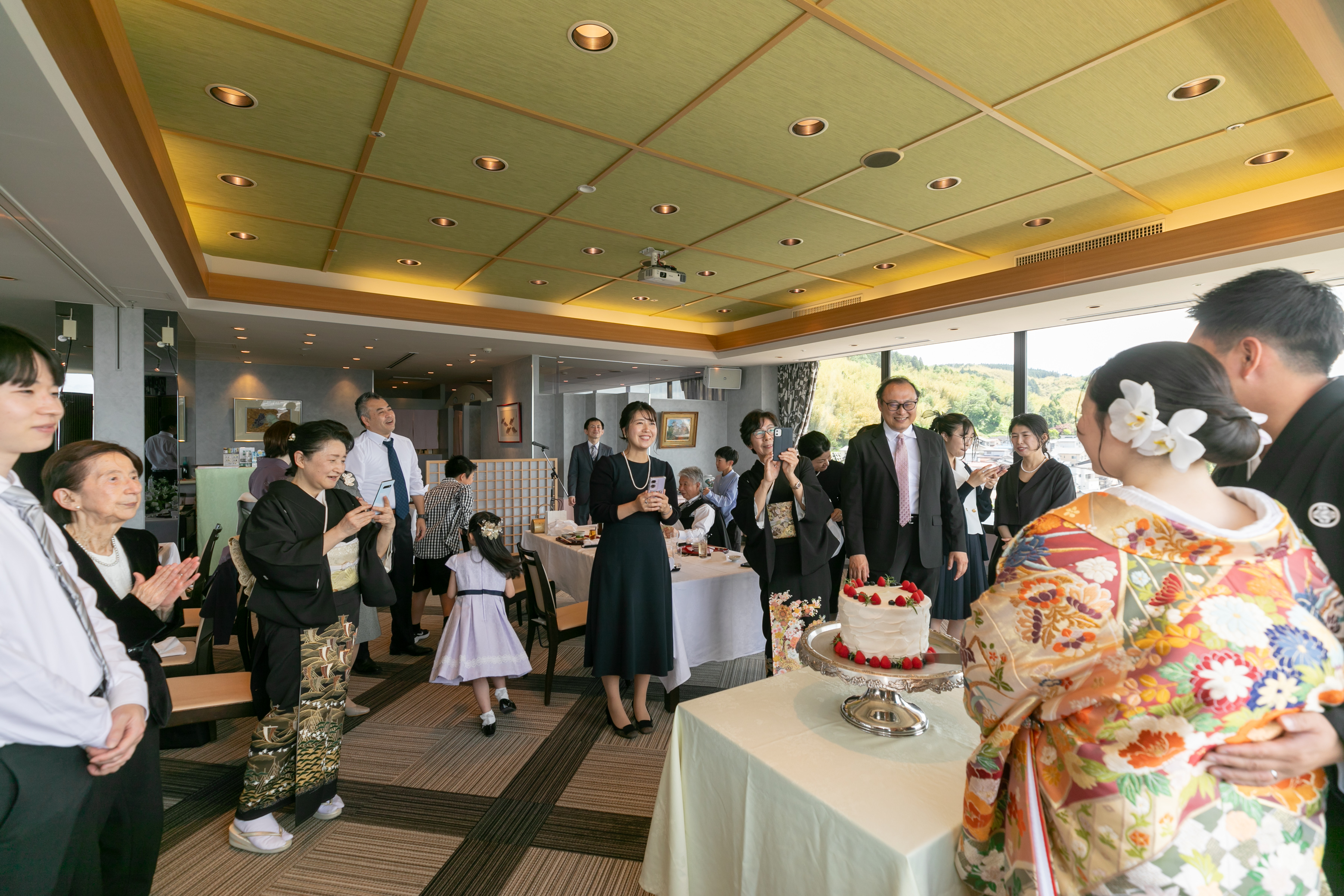 挙式後の会食・パーティー会場の提携先も豊富にご用意しています。 少人数会食から、ご友人をたくさん招いた賑やかなパーティーまで、ご希望のスタイルに合わせたおもてなしが可能です。