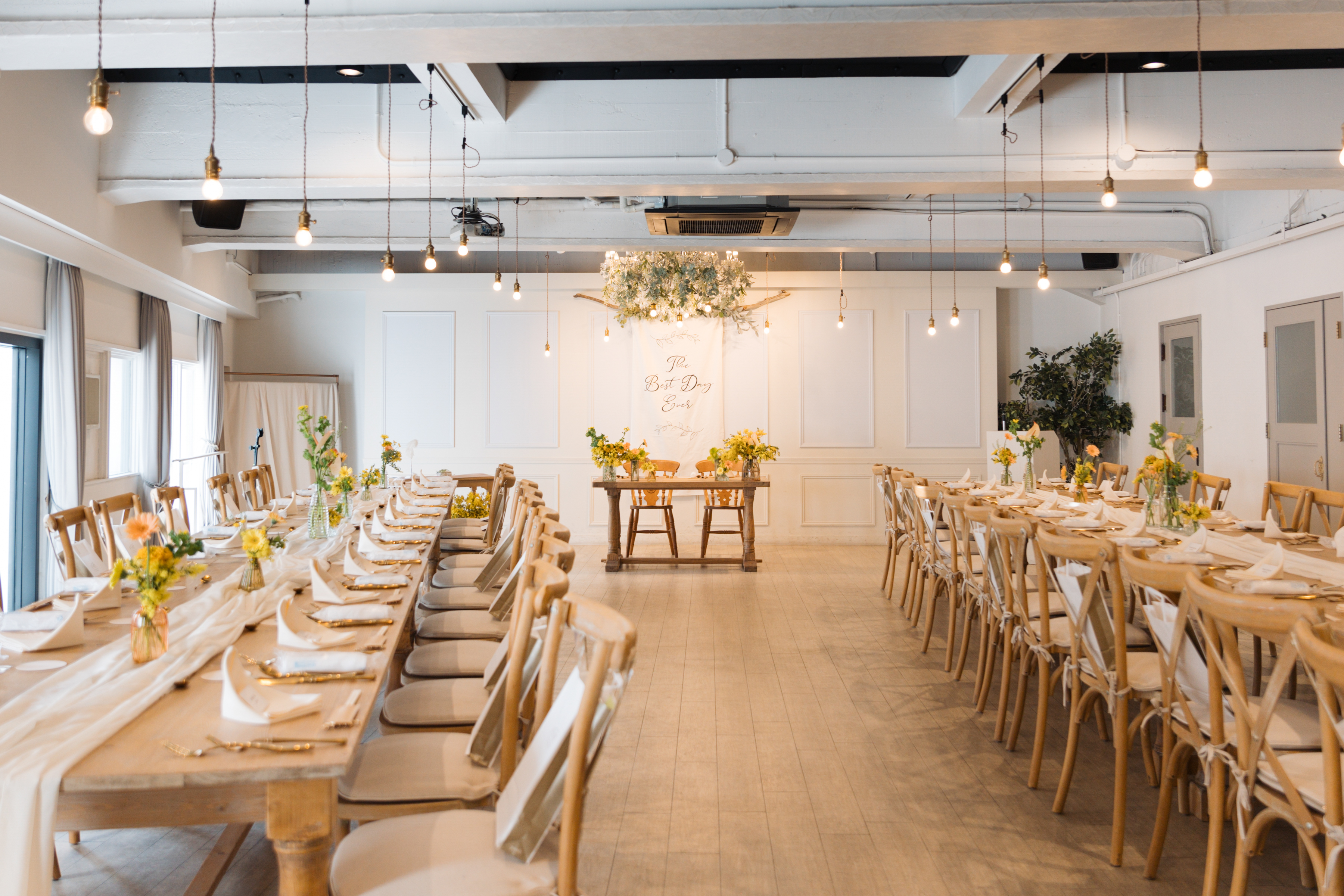 カジュアル＆おしゃれな空間デザイン 洋風のナチュラルな雰囲気で、肩ひじ張らない会食やパーティにぴったり。