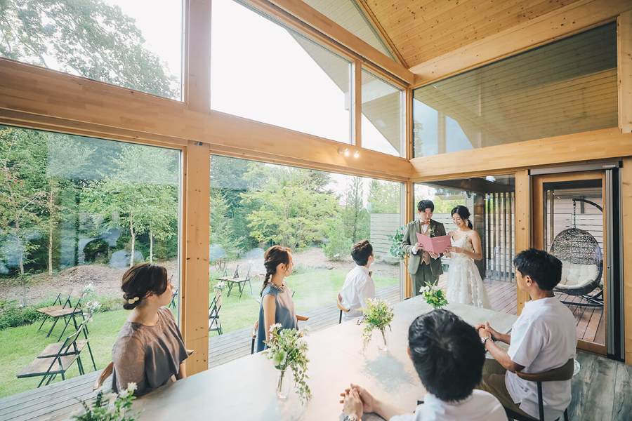 10名程度から対応可能なプラン設計で、家族・親族中心の少人数婚に非常に向いています。
「ゲスト全員としっかり話したい」「形式張らず温かい一日にしたい」というカップルに好評。
費用も比較的コンパクトに収まりやすく、無理のないリゾートウェディングが実現できます。