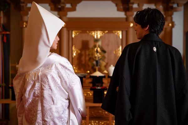 挙式に必要な衣裳・小物・ヘアメイク・写真が含まれたオールセットプランをご用意。追加料金を気にせず安心して結婚式を迎えられます。さらに当日は専任プランナーが同行し、おふたりとゲストをしっかりサポートします。
