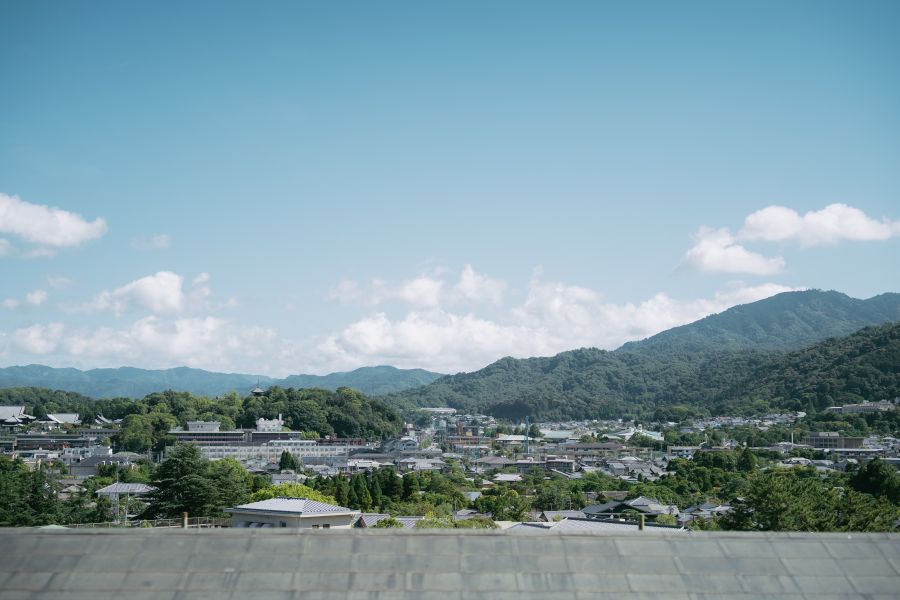 東山の自然×文化財庭園の壮麗ロケーション　約1万6,000坪の広大な敷地に、京都市文化財（名勝）庭園や東山の絶景が広がる、圧倒的ロケーション。