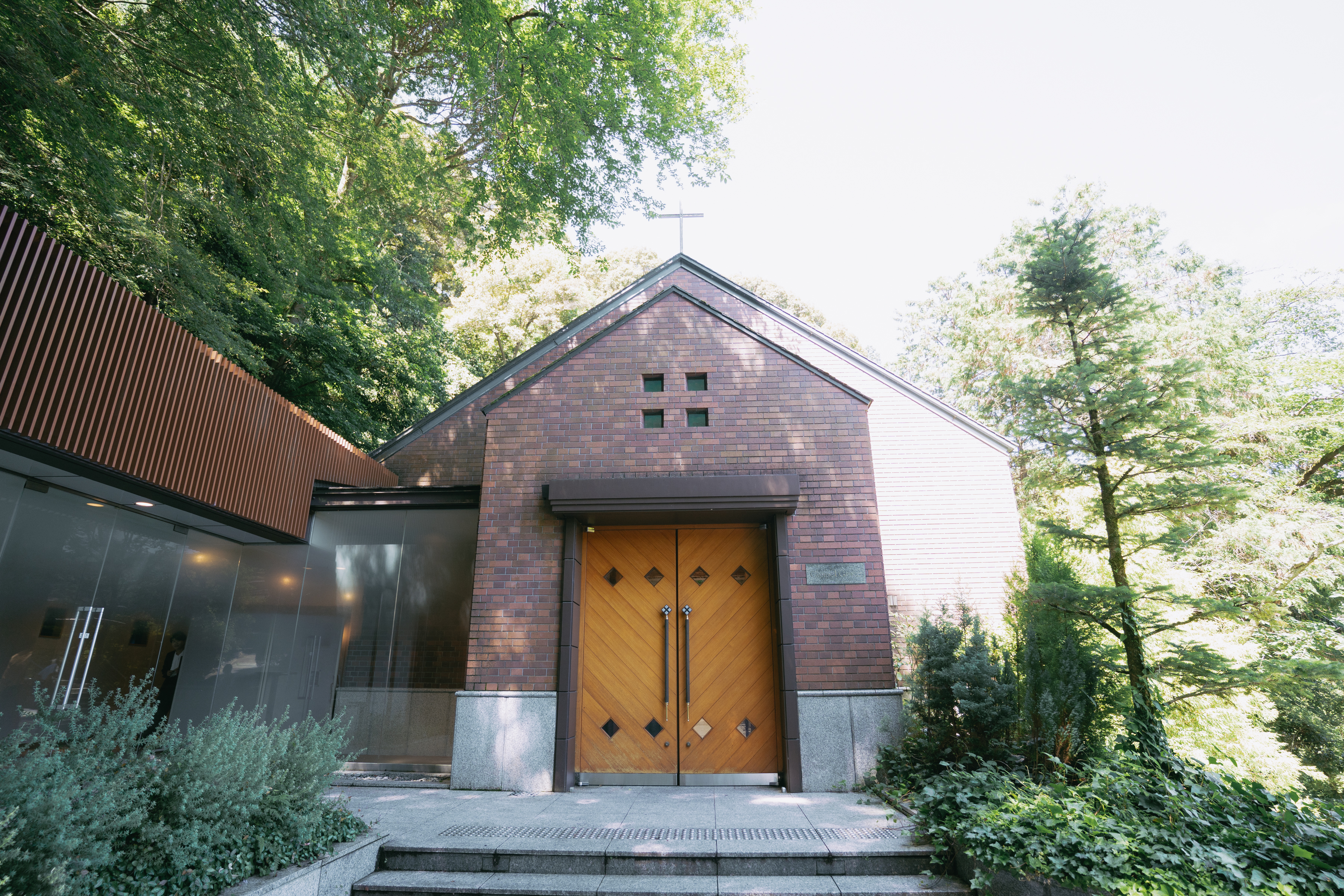 世界金賞を受賞した「森の独立型チャペル」グレース　国際的デザイン賞「A’Design Award」で金賞を受賞した屋外独立型チャペル。三角窓から差し込む自然光、木目や天然石を使った格子組天井とバージンロードが美しく、 “自然と光に包まれる神聖な挙式” が叶う