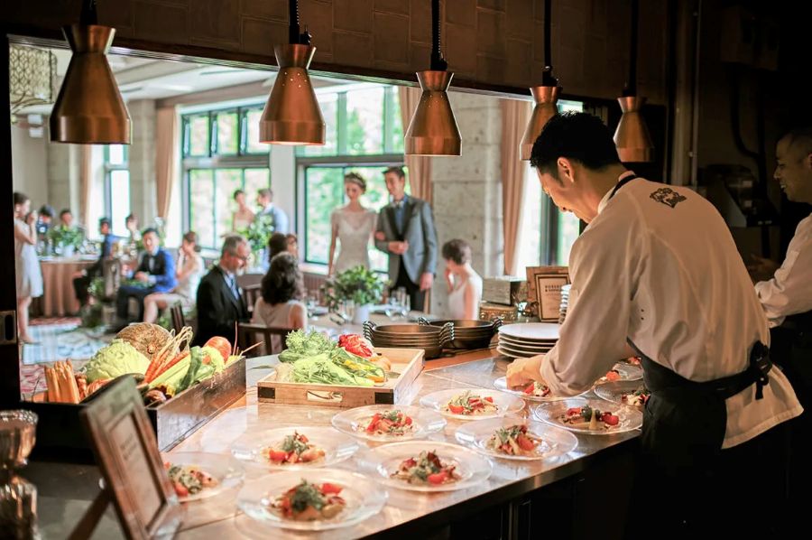 【オープンキッチン】　シェフがゲストの様子を確認しながら一番美味しい状態で料理を提供。ウォーターテラスではデザートビュッフェや全面窓を開けてのガーデンパーティも可能。