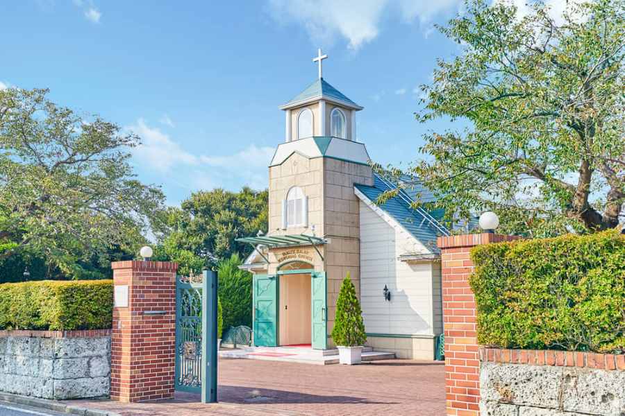 【歴史ある独立型チャペルでの厳かで本格的な挙式】1987年に献堂された「山手ヘレン記念教会」は、四半世紀にわたり1万組以上を祝福してきた本物の教会。 礼拝も行われる厳かな空気感、バラのモチーフが彩る空間、牧師による式が魅力です。 「可愛らしく温もりある教会」との口コミも多く、少人数でも深い感動を得られる挙式が叶います。