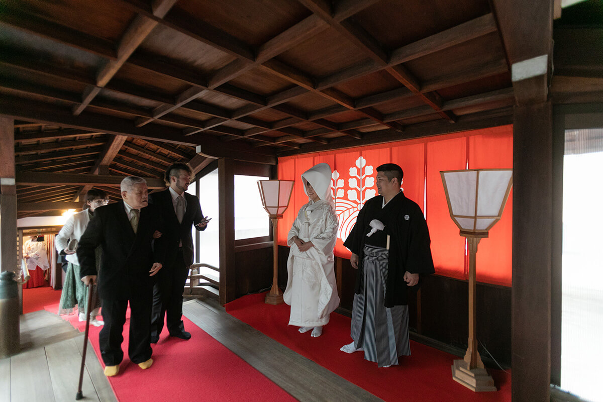 控室から本殿までは階廊を渡る特別感