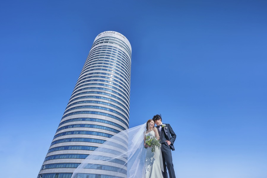 【新幹線停車駅すぐの好アクセス 】新横浜駅から徒歩すぐの立地で、東海道新幹線・JR・地下鉄など複数路線が利用可能。 遠方ゲストも安心して来館でき、移動負担を軽減できる点が大きな魅力です。 また羽田空港からのアクセスも良く、宿泊も一緒に手配できるため、おもてなし重視のカップルに人気です。