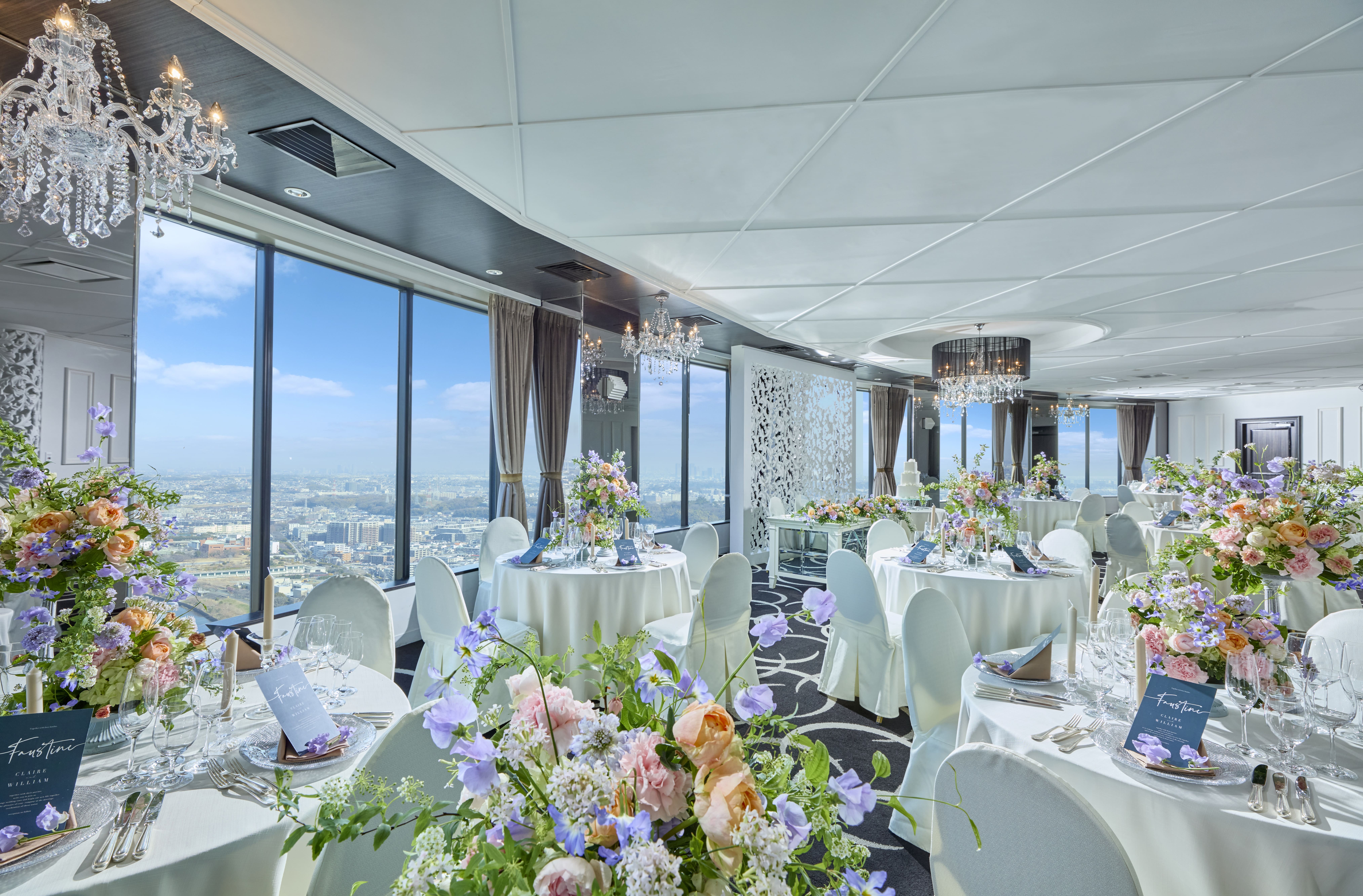 【多彩な会場と大人数にも対応】少人数から大規模まで対応できる披露宴会場が揃い、最大300名までの結婚式が可能。 眺望を楽しめるスカイバンケットや華やかな空間など、希望に合わせて選べるため、 ふたりらしいスタイルのパーティーを実現できます。