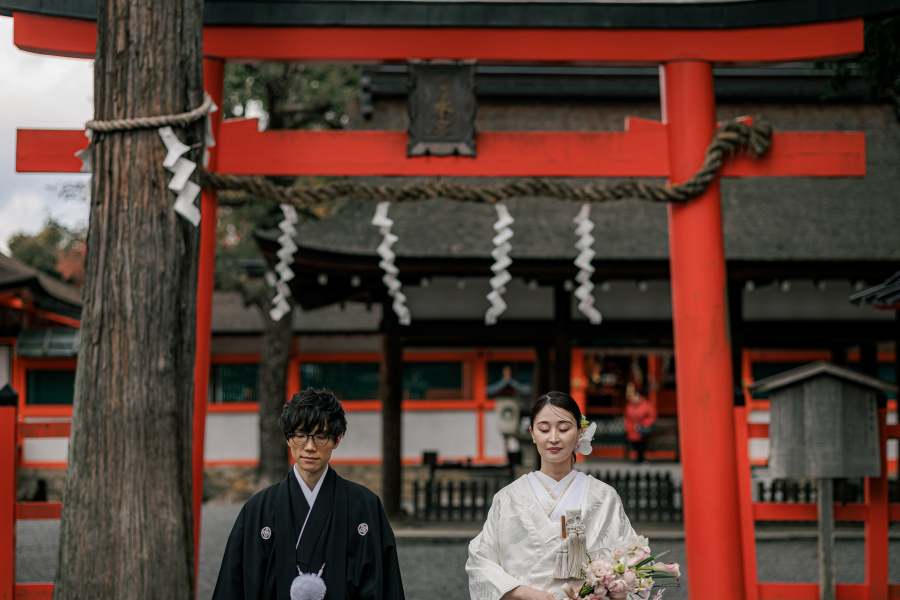 【四季の自然と朱塗り社殿が美しい“写真映え抜群”のロケーション】鮮やかな朱塗りの本殿や鳥居、豊かな自然に囲まれた境内は、和装がとても映えると評判。 春の桜、秋の紅葉など、季節ごとに違う表情を見せるため、フォトジェニックな撮影が叶います。