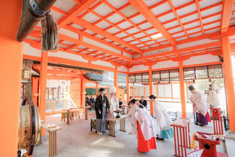 【夫婦神が祀られる“縁結び・夫婦和合”の強いご利益】本宮第三殿・第四殿には夫婦神が祀られており、 良縁・夫婦円満・家庭和合 のご利益が特に強い神社として知られています。 結婚式という人生の節目を迎える場所として、非常に縁起の良いスポットです。