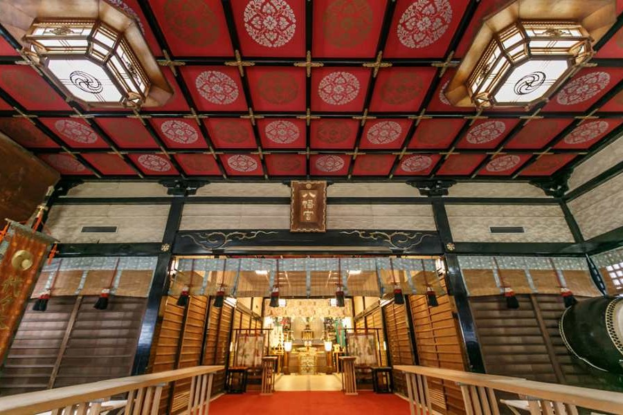 【鎌倉時代創建、800年以上続く由緒ある神社での厳かな挙式】1212年創建の歴史深い代々木八幡宮は、都心とは思えない豊かな自然林に囲まれた神聖な空間。回廊を進む参進の儀は特に美しく、格式ある神社ならではの厳粛な時間が流れます。