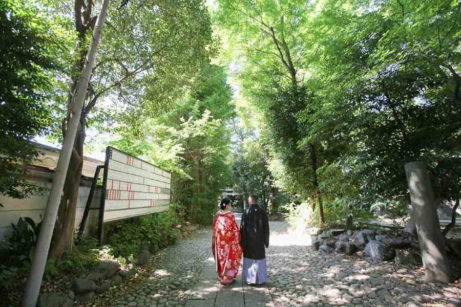 【四季の自然が美しいロケーションで写真映え抜群】深緑の森に囲まれた境内は、四季折々の自然が和装に映え、写真スポットも豊富。参進の回廊や歴史ある建造物と自然が調和し、思い出に残る印象的な撮影ができると人気です。