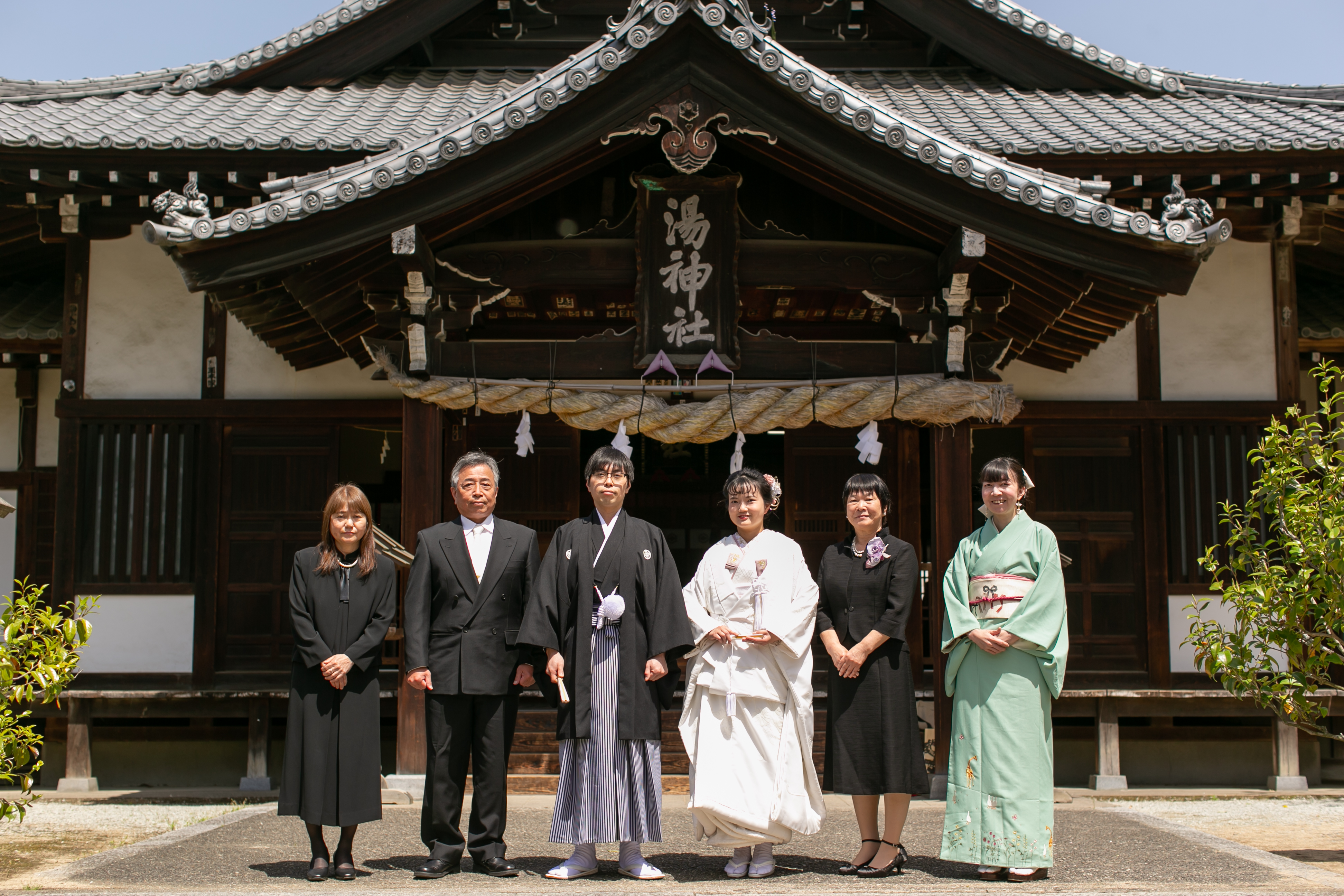 四季の風景に包まれた境内は落ち着いた雰囲気で、和装が映えるフォトシーンや親しいゲストとのひとときを演出します