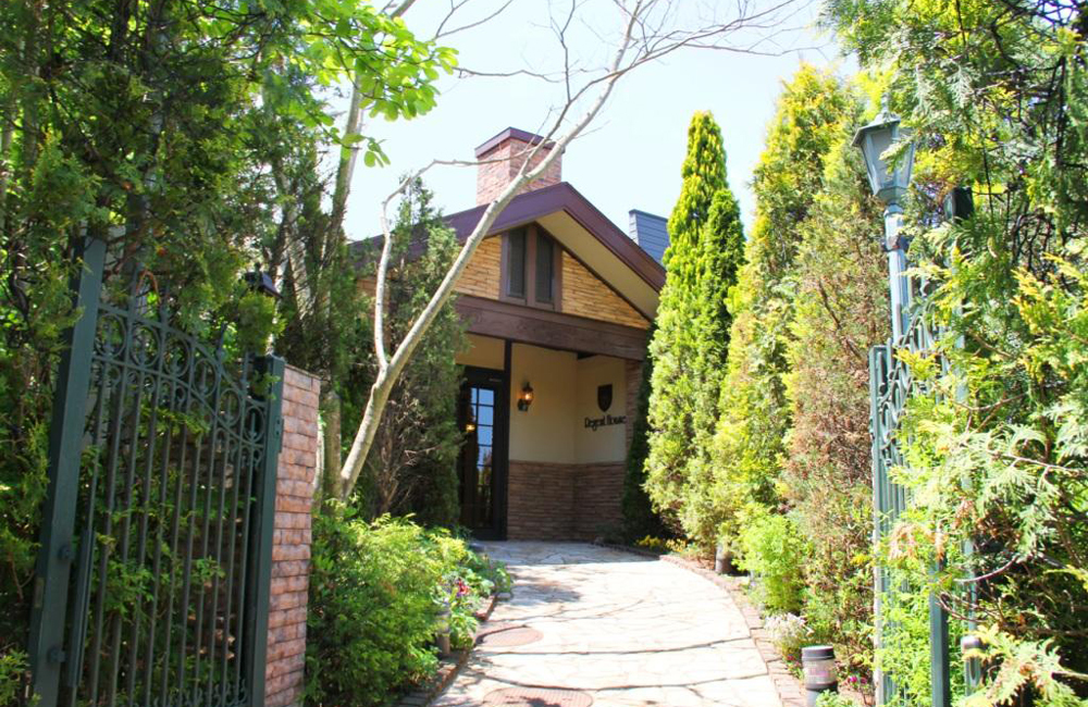 会食会場は、人数に合わせてご案内が可能。貸切で利用できるため、家族との時間や友人との時間をゆっくりと過ごすことが出来ます。