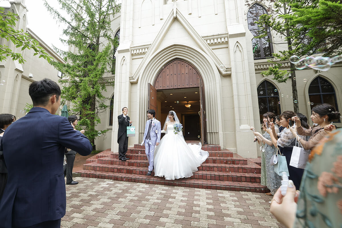 チャペルは独立型になっており、特別感のある時間を過ごせます。外階段があり、そこでフラワーシャワーもOK。その後、集合写真も撮影が可能です。