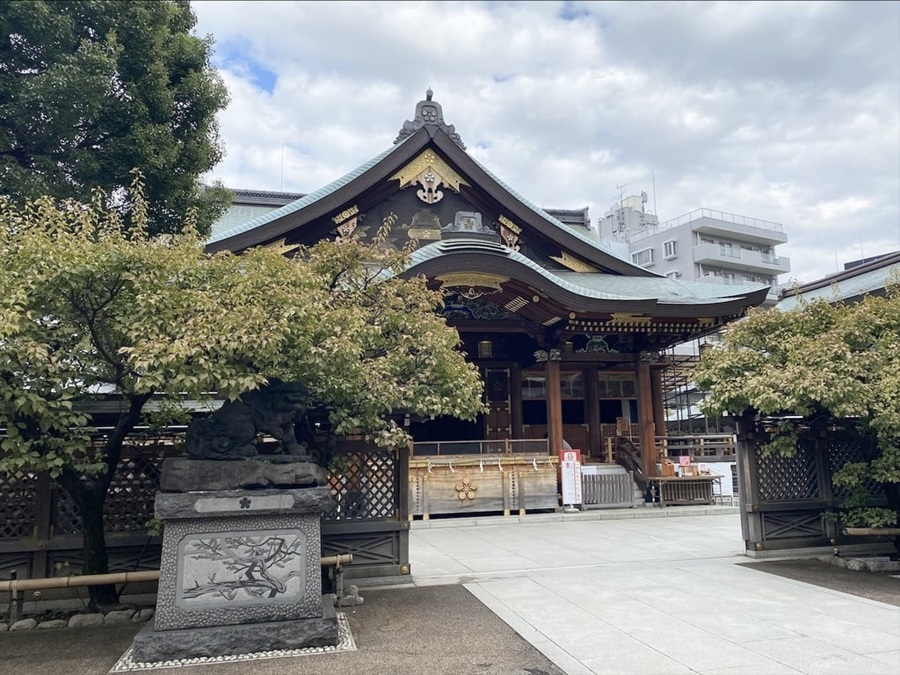 湯島天満宮は東京都文京区に位置し、複数の駅から徒歩でアクセスできる便利な立地も魅力です。歴史と文化を感じられるパワースポットとして、観光や散策の途中に気軽に立ち寄れる人気の神社です。