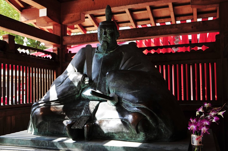 湯島天満宮は、学問の神様として知られる菅原道真を祀る神社で、受験や資格試験の合格祈願に多くの参拝者が訪れます。江戸時代から続く歴史ある神社として親しまれ、落ち着いた境内の雰囲気の中で心静かに参拝できるのも魅力です。
