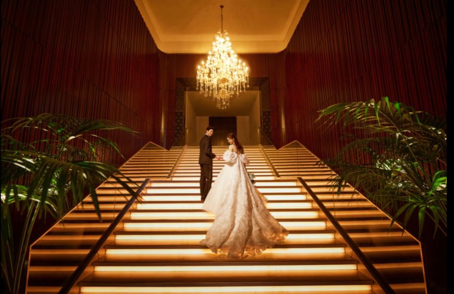 結婚式準備で一番のストレスになりがちな「当日の天気」を全く気にする必要がありません。雨が降っても濡れることなく、憧れの大階段でのフラワーシャワーを予定通りに楽しむことができ、ゲストにも負担をかけません。