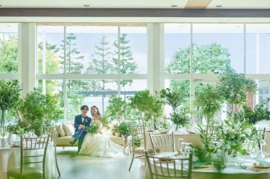 他の結婚式のゲストと鉢合わせる気まずさがゼロ。ロビーからガーデンまで、おふたりの趣味のアイテムを飾ったりと空間全体を「自分たちらしい世界観」で自由に染め上げることができます。