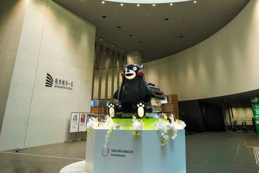 熊本市の中心市街地にあり、観光・ショッピング・交通の便がすべて揃った絶好のアドバンテージを持っています。「熊本桜町バスターミナル」と施設が連動しているため、高速バスや路線バスでの移動が非常にスムーズです。雨の日でもほとんど濡れずに移動できます。繁華街の賑やかな場所に位置しながらも、ホテル最上階の14階に上がると喧騒を感じさせない開放的な空間が広がります。