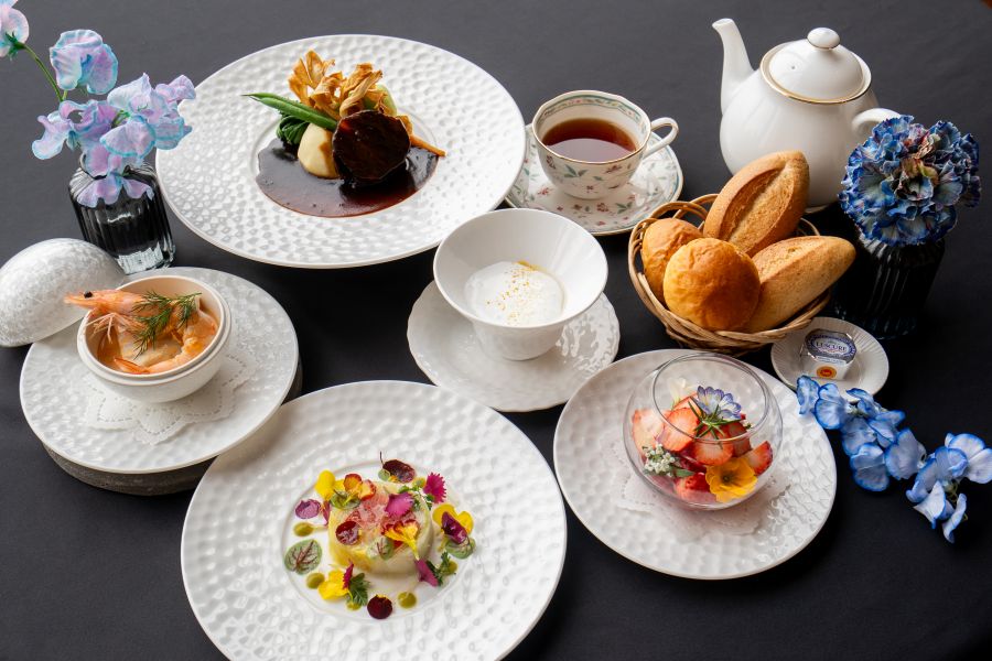 「THE MOMENT DINING」で提供されるフレンチの魅力は、「クラシックな伝統技術」と「熊本・九州の今」が美しく調和している点にあります。一皿一皿に込められた静かなこだわりとストーリーを楽しめます。フランス料理の真骨頂はソースにありますが、同店では熊本・九州の豊かな自然が育んだ食材の味を最大化する仕立てが魅力です。季節のお花や色鮮やかな野菜のソース、繊細なカットワークが施されたメインディッシュなど、運ばれてきた瞬間に思わず息をのむ美しさです。
