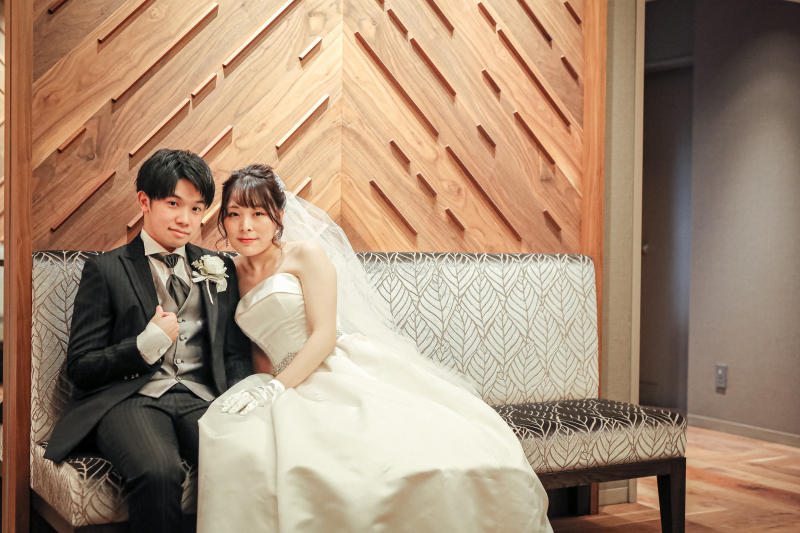 天井まで届く木積の壁面と、虹色に輝く光の彫刻が幻想的な雰囲気を演出します。