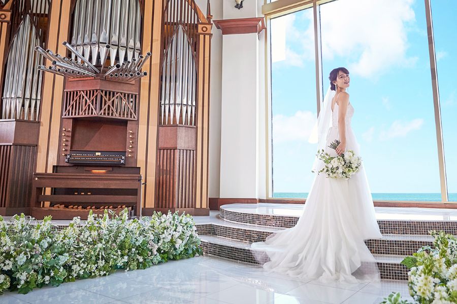 チャペル内にはグアム最大級のパイプオルガンとドーム型天井を採用！高さと奥行きのある空間が、写真に“荘厳さ・特別感”をプラスし、ワンランク上の仕上がりに。