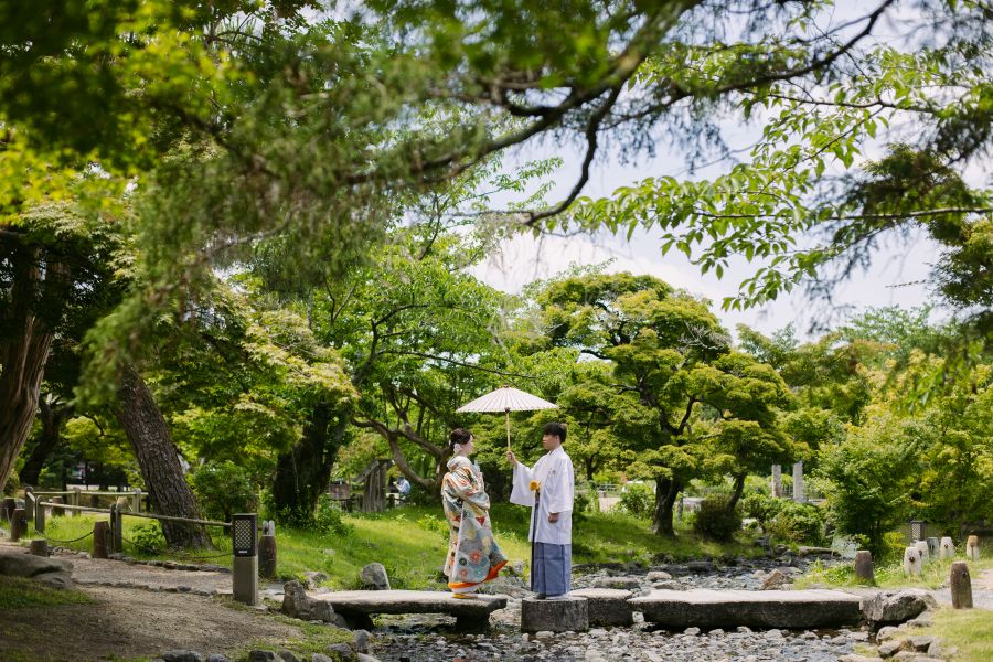 ①円山公園 池（瓢箪池）周辺 水×新緑×空のバランスが良い　②高木のケヤキ・カエデが頭上を覆い、緑のトンネルになる　③新緑シーズンは観光客が分散しやすく、比較的静か