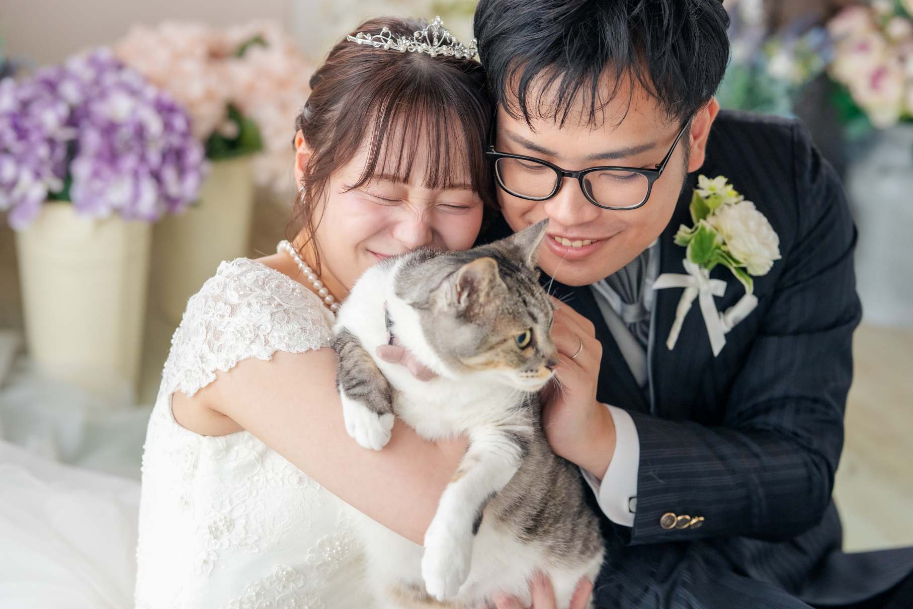 おふたりらしい自然な写真はもちろん、愛犬や愛猫と一緒に楽しむスタジオ撮影も叶います♪
 経験豊富なスタッフがしっかりサポートするので、ペットとの撮影が初めてでも安心！
 撮影プランのご相談から衣裳選び、撮影演出までトータルでお手伝いします。
 リラックスしたスタジオ空間で、おふたりと大切な家族のかけがえのない瞬間を残しませんか？