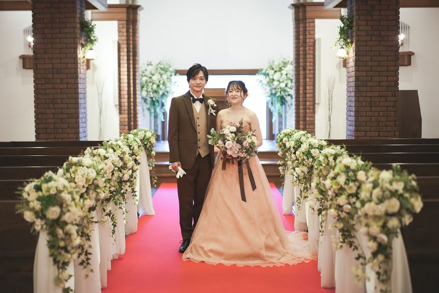 有名な景勝地の小樽運河のすぐ側。クラシカルな印象のチャペルです。