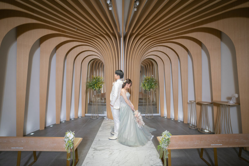 暖かみのある木々を基調としたナチュラルな空間で、幸せなお二人とゲストをやさしく包み込みます。