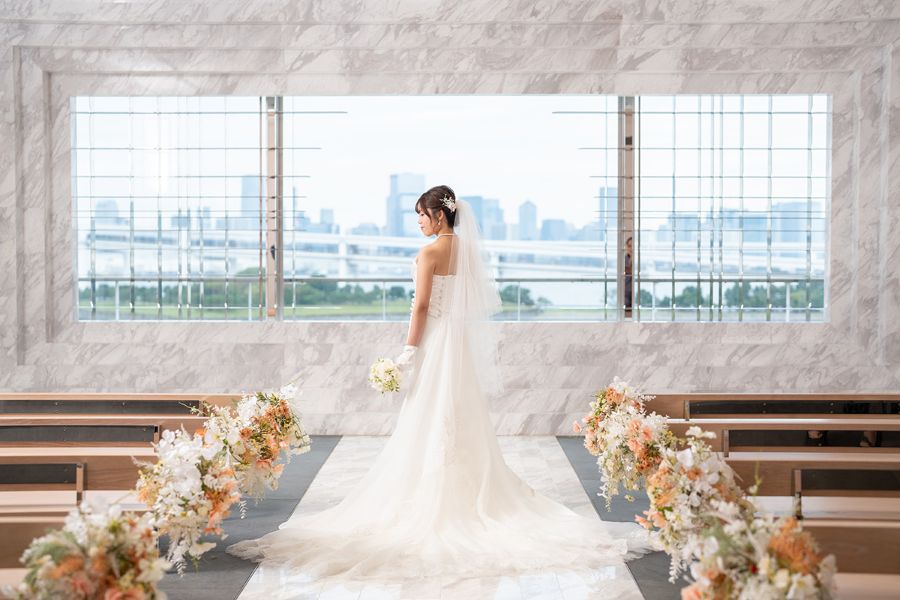 自然光が入るチャペルで、華やかな撮影に