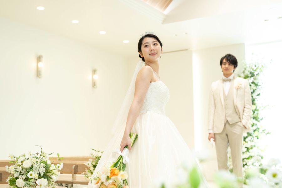 自然光が入る明るいチャペルで、気軽に本格チャペルフォトが叶う。