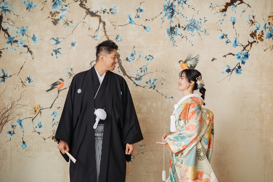 和装ならではの繊細な刺繍や色彩、美しいシルエットを引き立てる撮影空間をご用意。白無垢の凛とした美しさや色打掛の華やかさを、一枚一枚丁寧に残します。天候に左右されず快適に撮影できるため、季節を問わず安心して撮影をお楽しみいただけます。日本人らしい上品な美しさを感じられる、特別な和装フォトを叶えます。