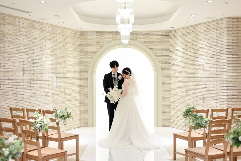 ～選べる２つのチャペル～　白を基調としたシャンデリアが灯す温かみのあるチャペル