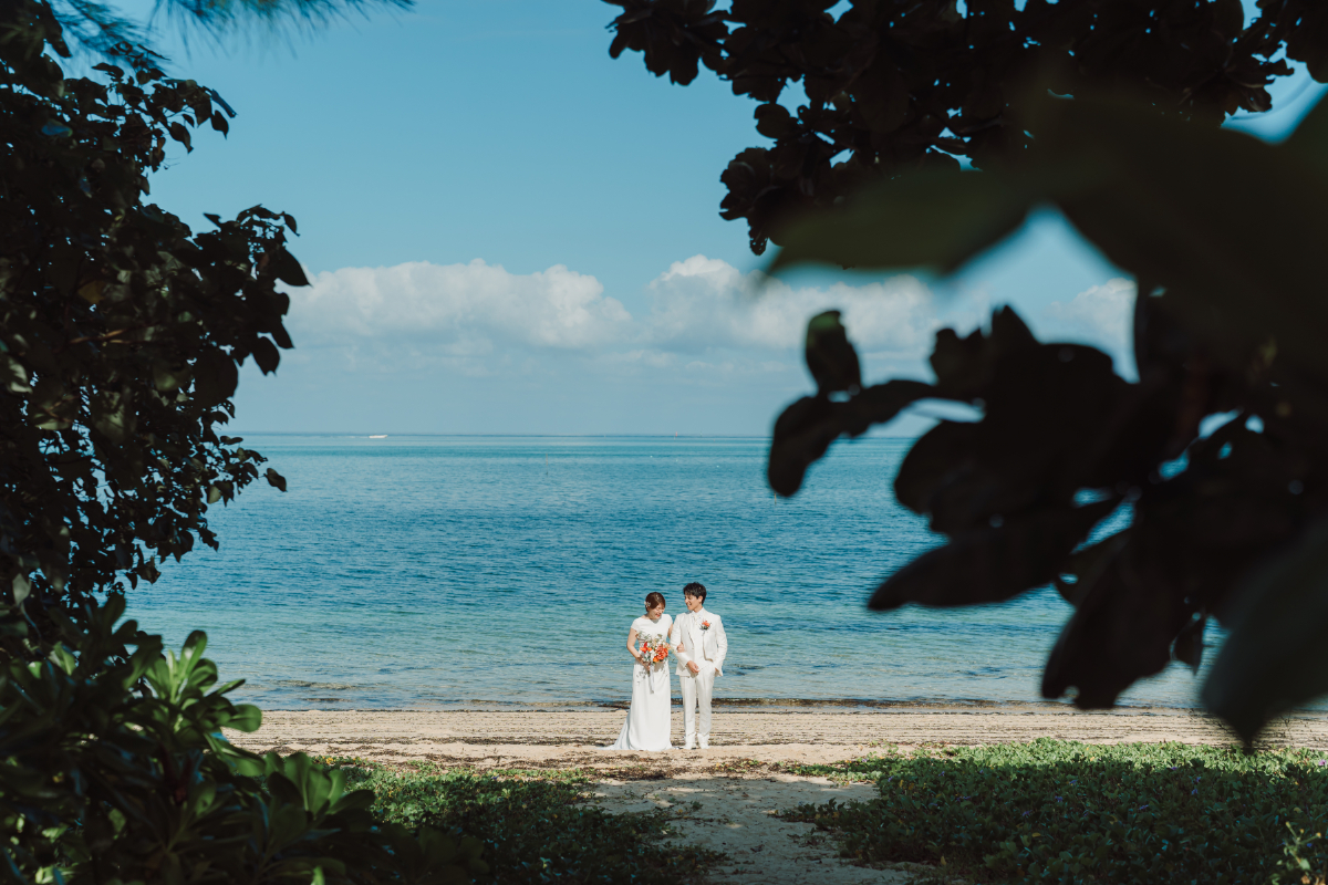【プライベート感のあるビーチで撮影可能】西海岸にある恩納村の海は1年を通して海の色が綺麗で安定感抜群。人通りの少ないビーチだからこそ思いっ切り撮影を楽しめます。雨天保障（別途オプション）でより安心の撮影計画を。