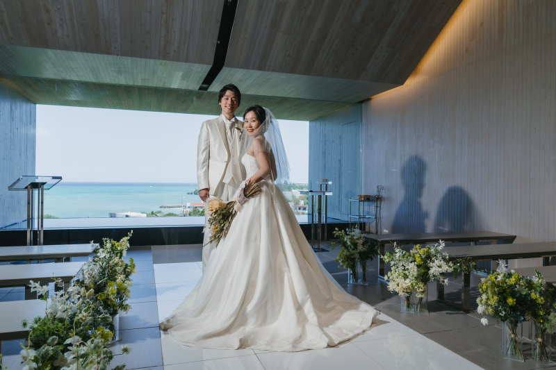 グレーベースの木目が落ち着いた雰囲気の、沖縄の海を一望できるスタイリッシュなチャペル。