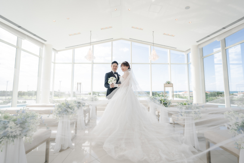 白を基調とした前面ガラス張りのチャペルで解放感バツグン！☆